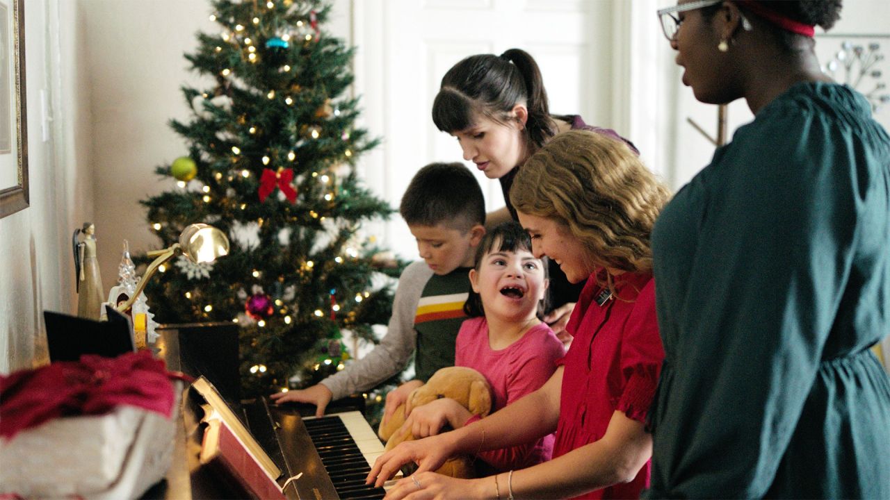 Sisarlähetyssaarnaajat soittavat pianoa perheen kanssa